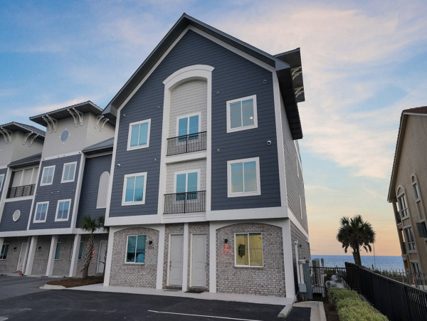 Beachfront Luxury Six Bedroom Vacation Rental in Destin with Rooftop Pool